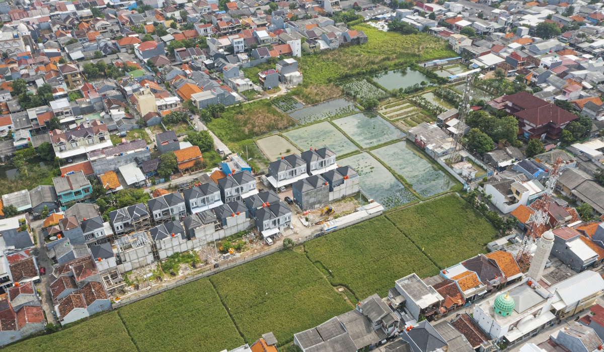 Foto udara areal persawahan di tengah permukiman padat penduduk di kawasan Rorotan, Jakarta Utara