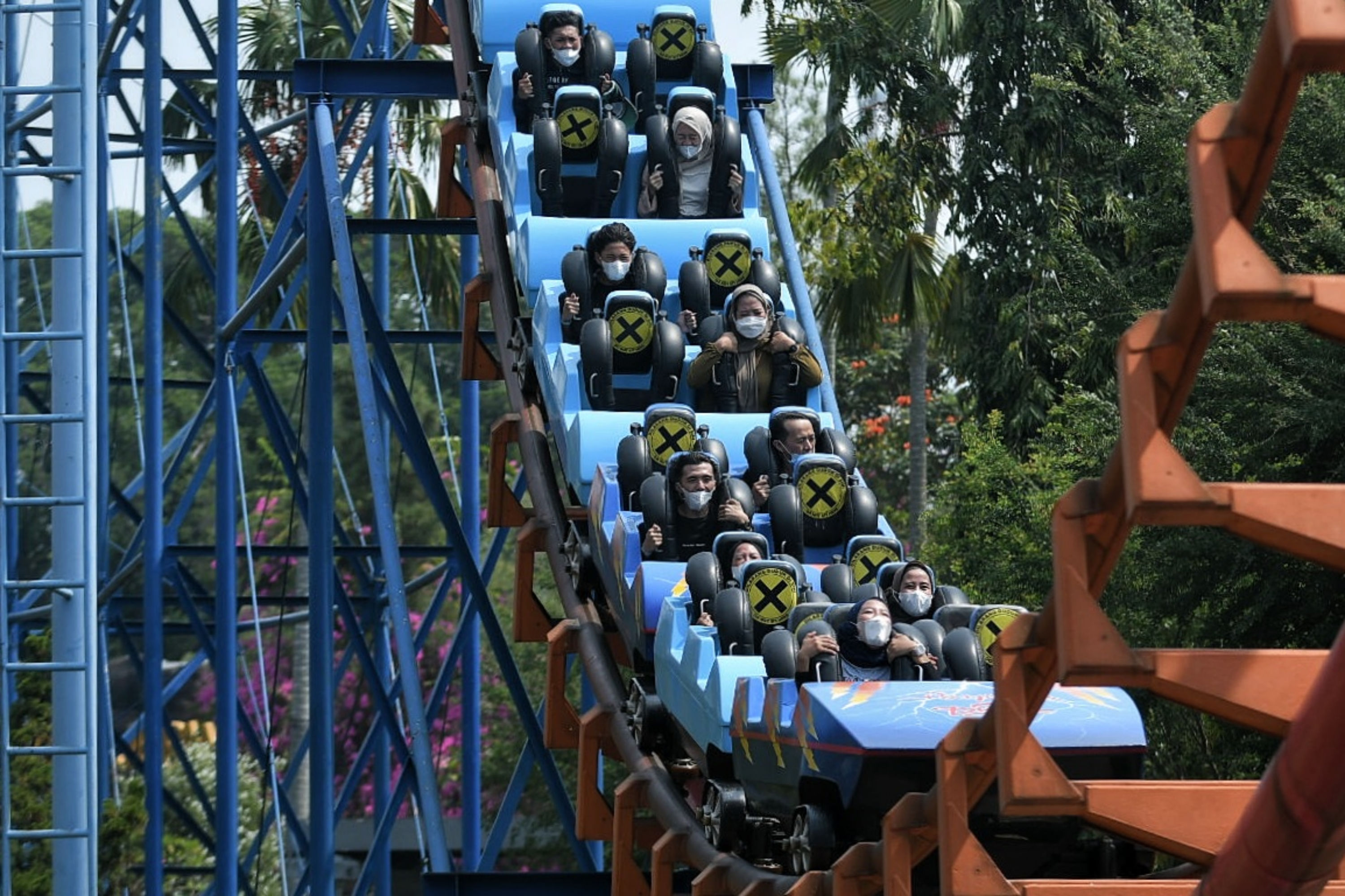 engunjung saat menaiki wahana roller coaster di Dunia Fantasi, Ancol, Jakarta. 