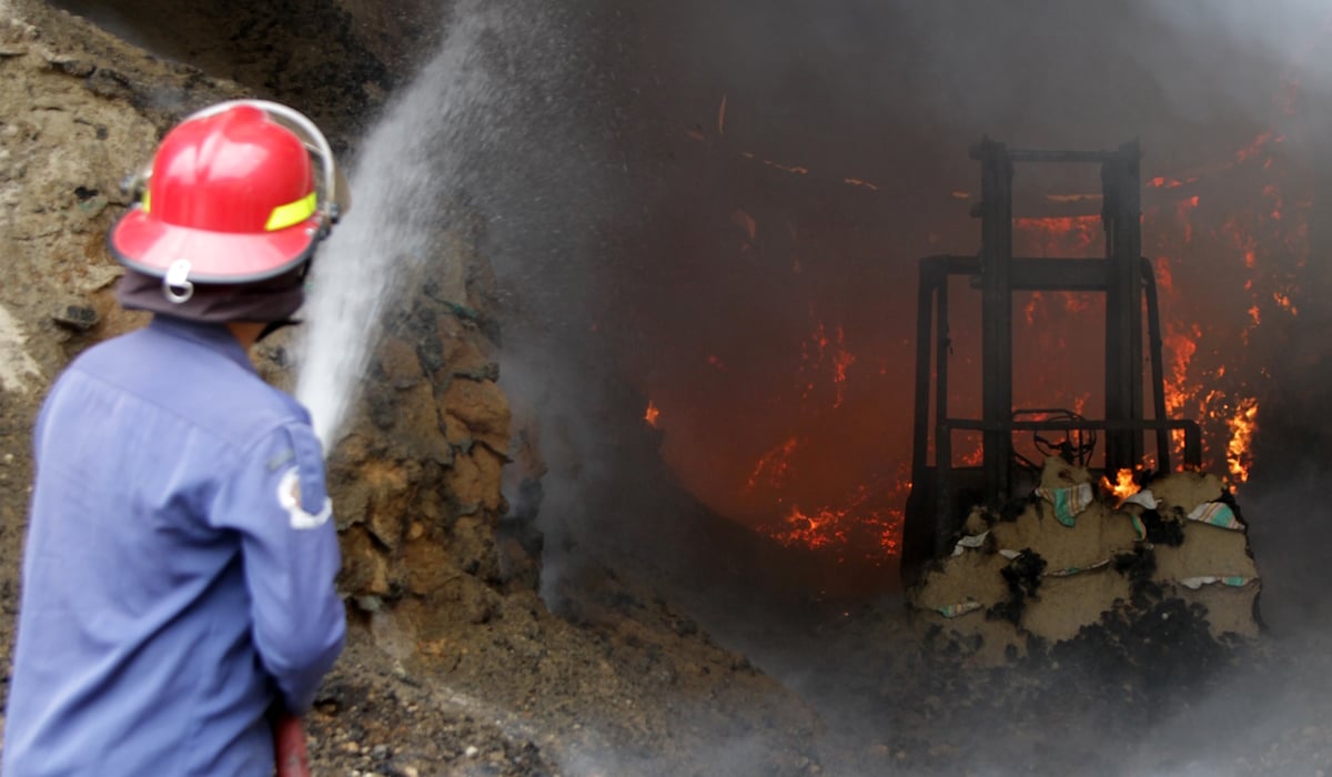 Petugas pemadam kebakaran berusaha memadamkan api saat kebakaran 