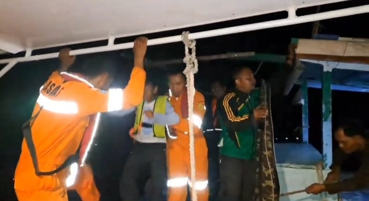 Tim Basarnas menevakuasi 13 orang yang terombang-ambing di laut karena kapal mereka mati mesin.