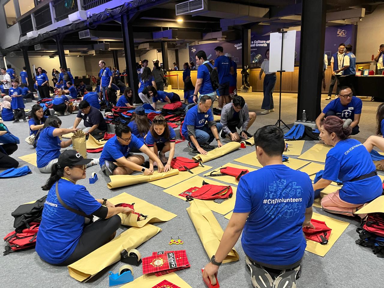Para sukarelawan Citi Indonesia mengemas paket tas dan perlengkapan sekolah untuk didonasikan ke sejumlah PAUD dan SD.