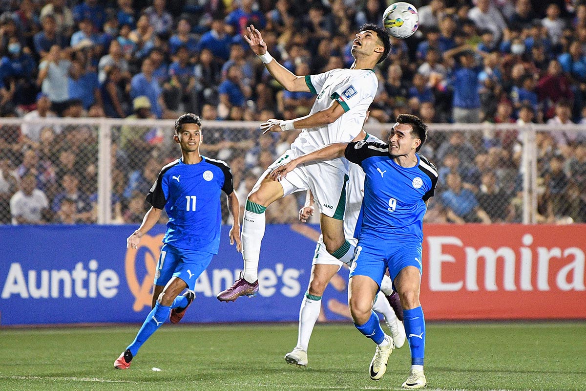 Dua pemain timnas Filipina Jens Sebastian Rasmussen (kanan) and Javier Gayoso (kiri) tampil di Kualifikasi Piala Dunia 2026. 