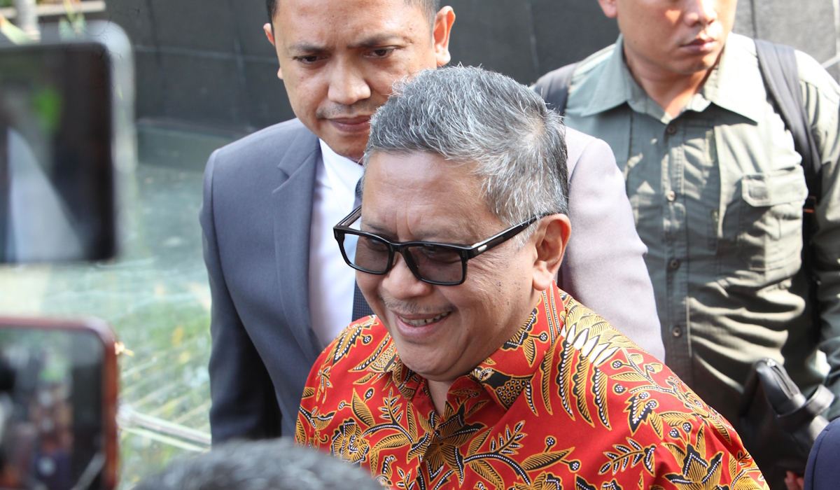 Sekjen Partai Demokrasi Indonesia (PDIP) Hasto Kristiyanto (tengah) 