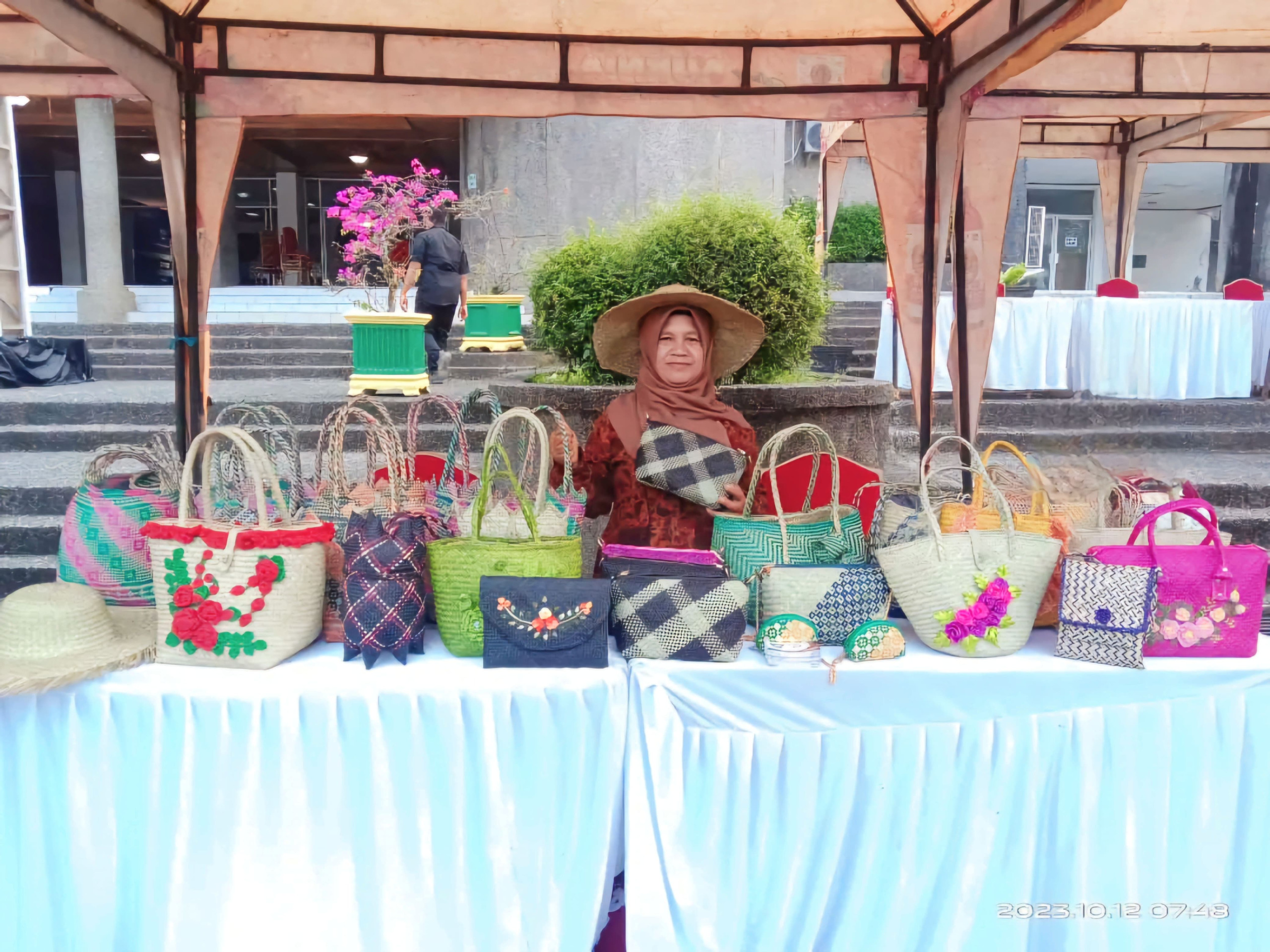 Yeni Walnita, pelaku UMKM asal Padang, Sumatera Barat. 