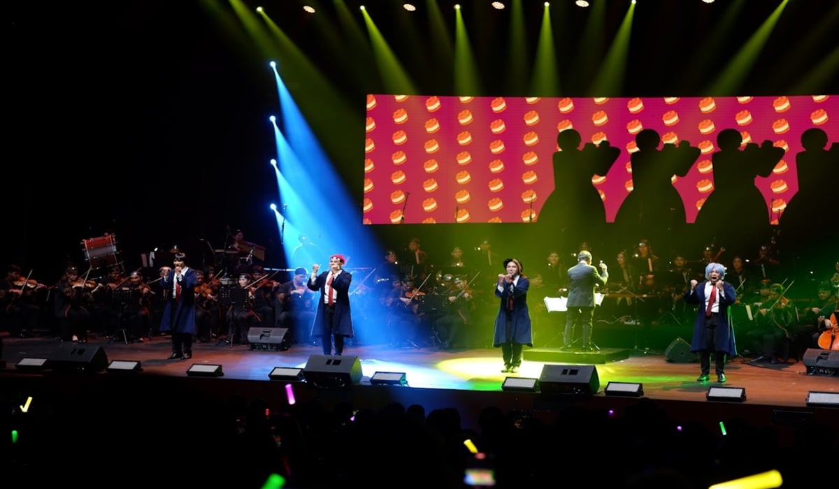 Alexandra Januarivan, Leo Pramasatya, Melky Adrian, dan Mitchell Wuisan menyanyikan Bling-Bang-Bang-Born.