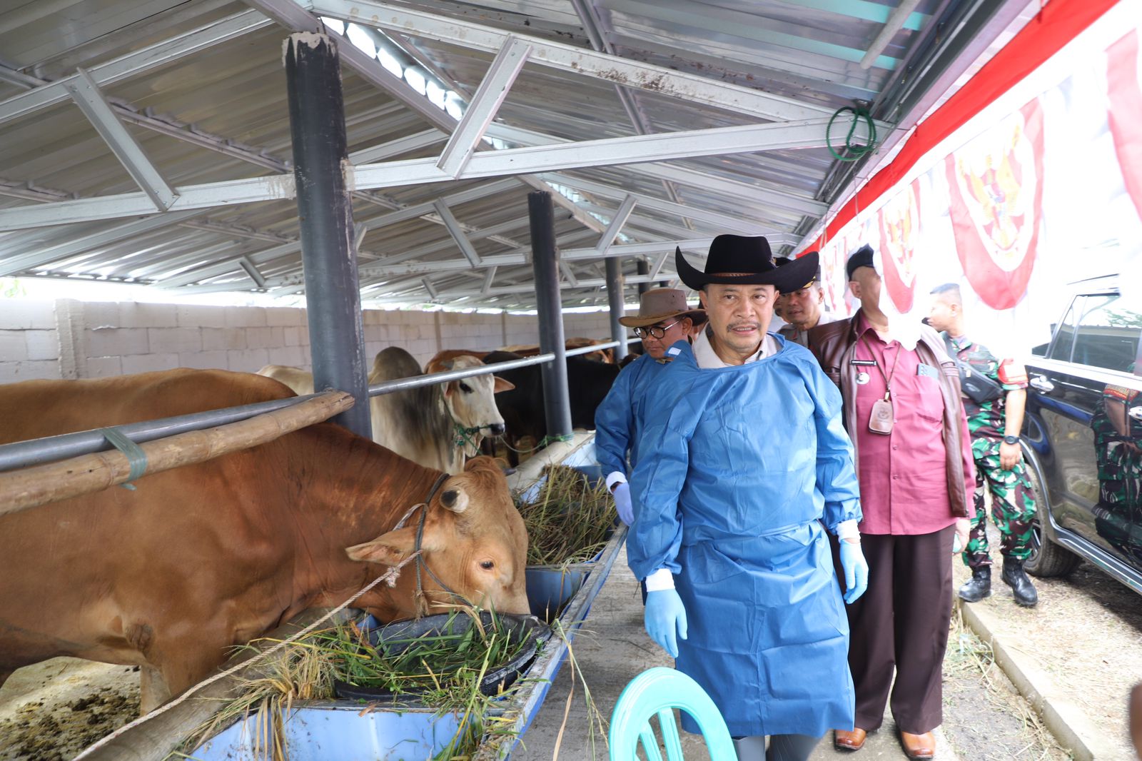 Penjabat Bupati Garut Barnas Adjidin mengunjungi peternakan sapi untuk memastikan kesehatan hewan kurban. 