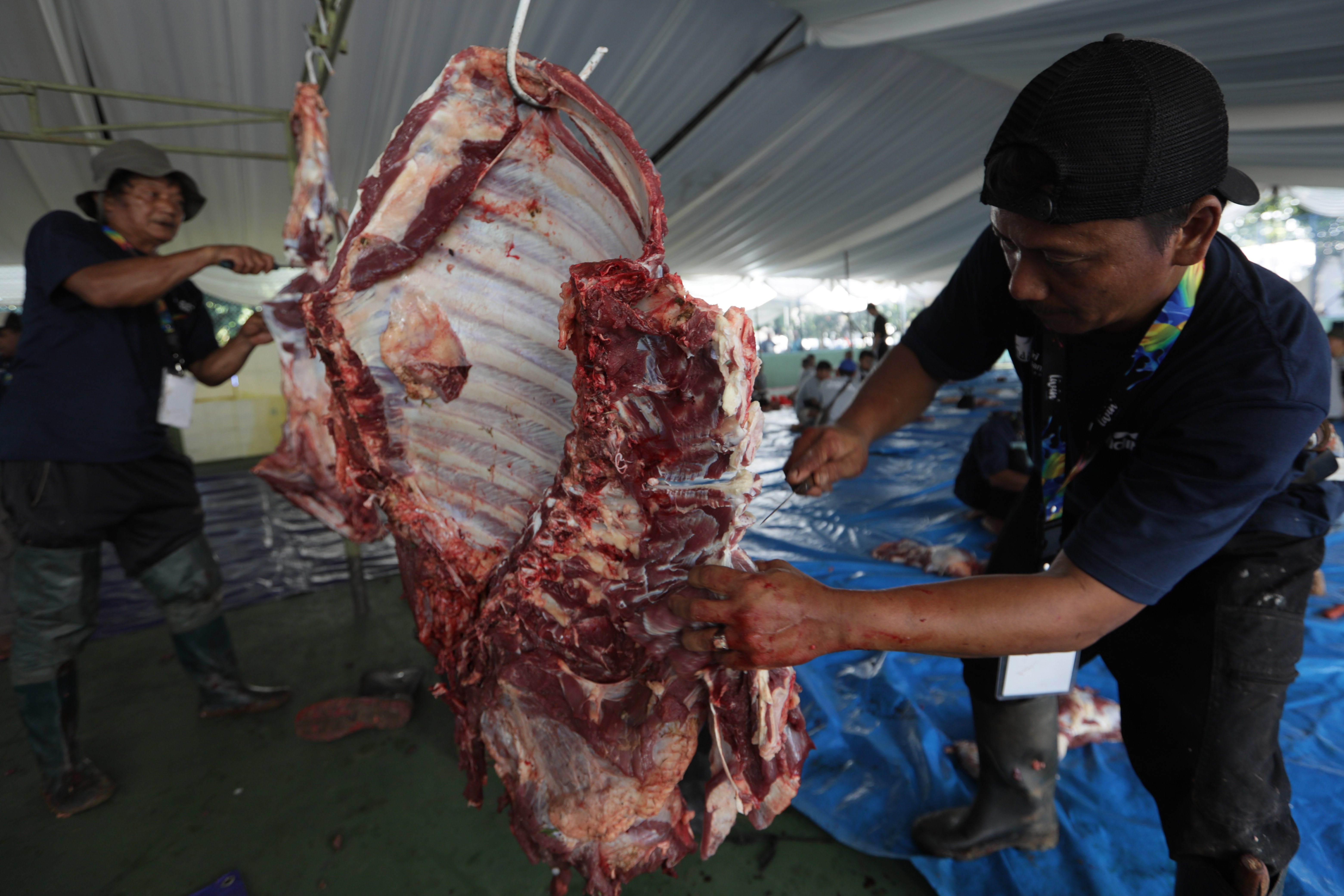 Panitia memotong bagian hewan kurban Idul Adha