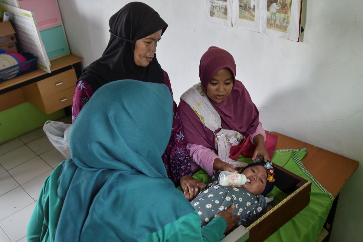 Ilustrasi pemeriksaan ukuran bayi