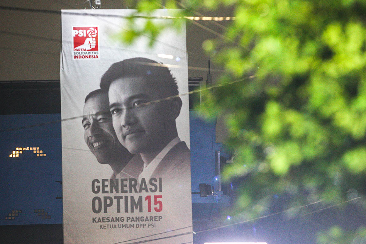 Presiden Joko Widodo bersama putra keduanya Kaesang Pangarep terpasang di Jalan Percetakan Negara, Jakarta Pusat, Kamis (16/11/2023).