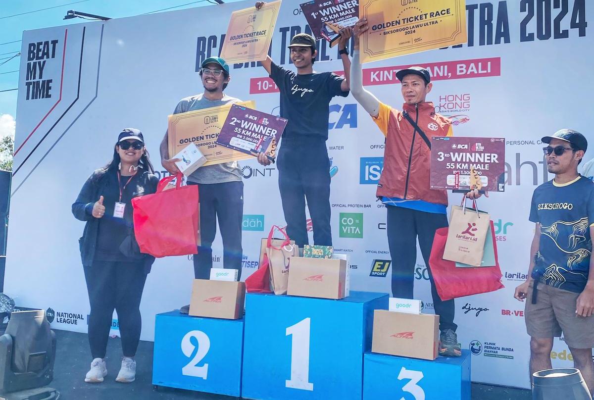  Akhmad Nizar (tengah)