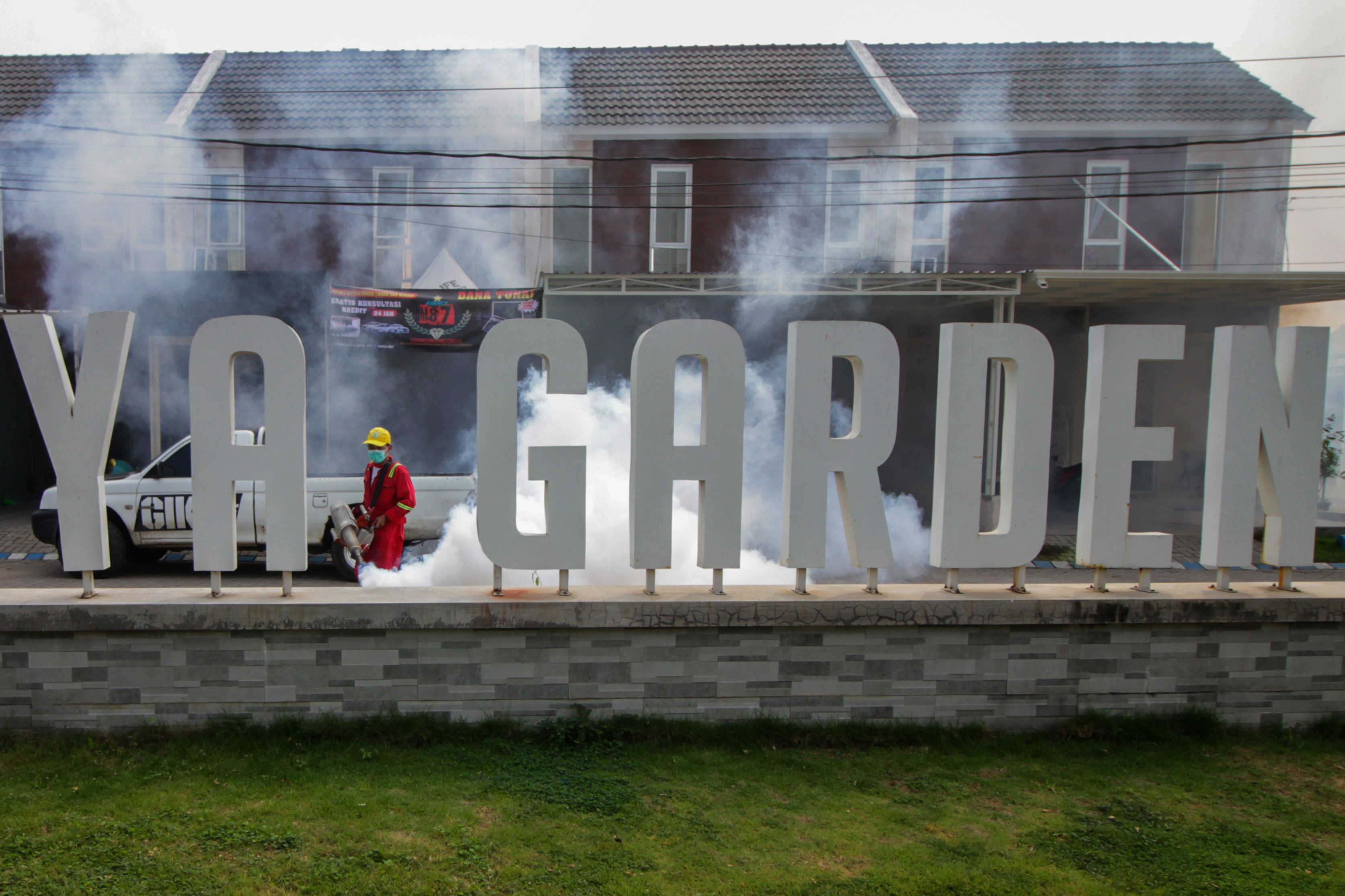  Petugas melakukan fogging atau pengasapan di Perumahan Surya Garden 2 Sidodadi, Candi, Sidoarjo, Jawa Timur, Minggu (26/5/2024).