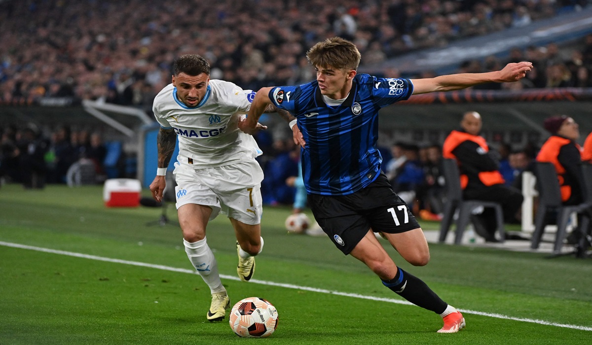 Gelandang Atalanta Charles De Ketelaere (kanan)