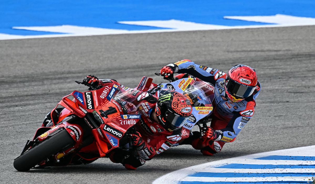 Pembalap Ducati Francesco Bagnaia mengungguli Marc Marquez