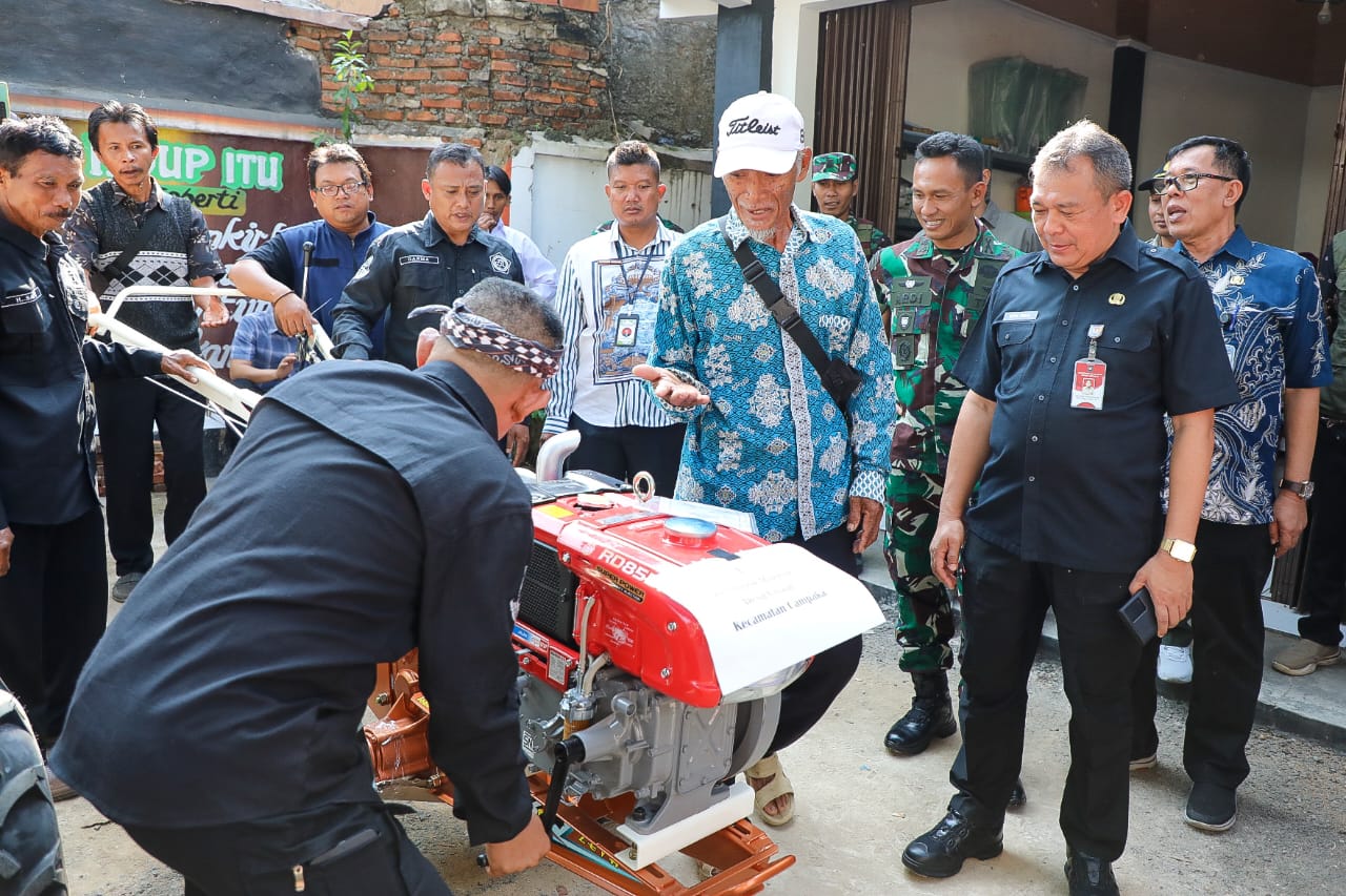 Dinas Pertanian Purwakarta menyerahkan traktor bantuan untuk petani