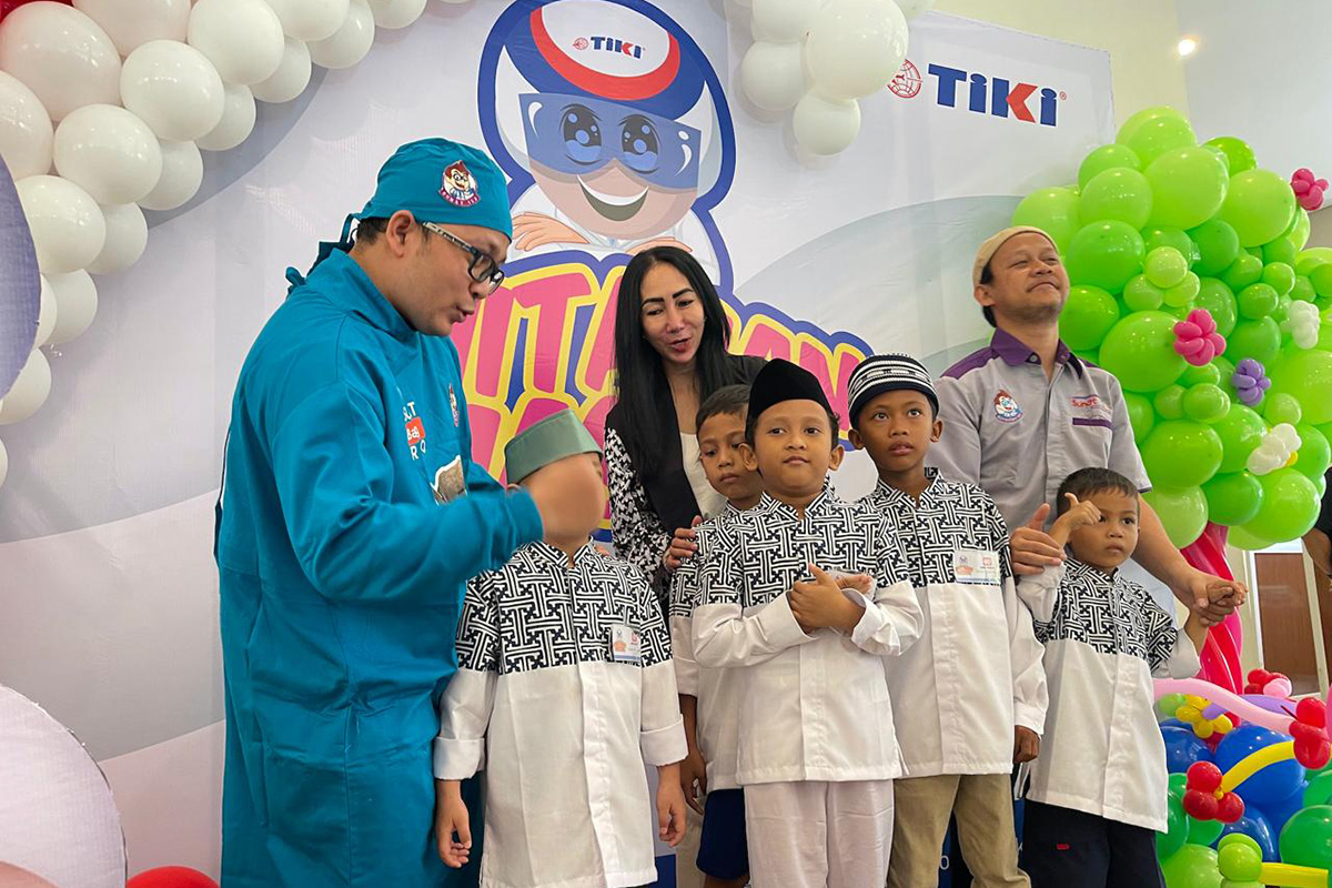Yulina Hastuti, Direktur Utama TIKI (tengah) didampingi oleh perwakilan Klinik Pratama Sunat 123 berbincang dengan anak-anak.