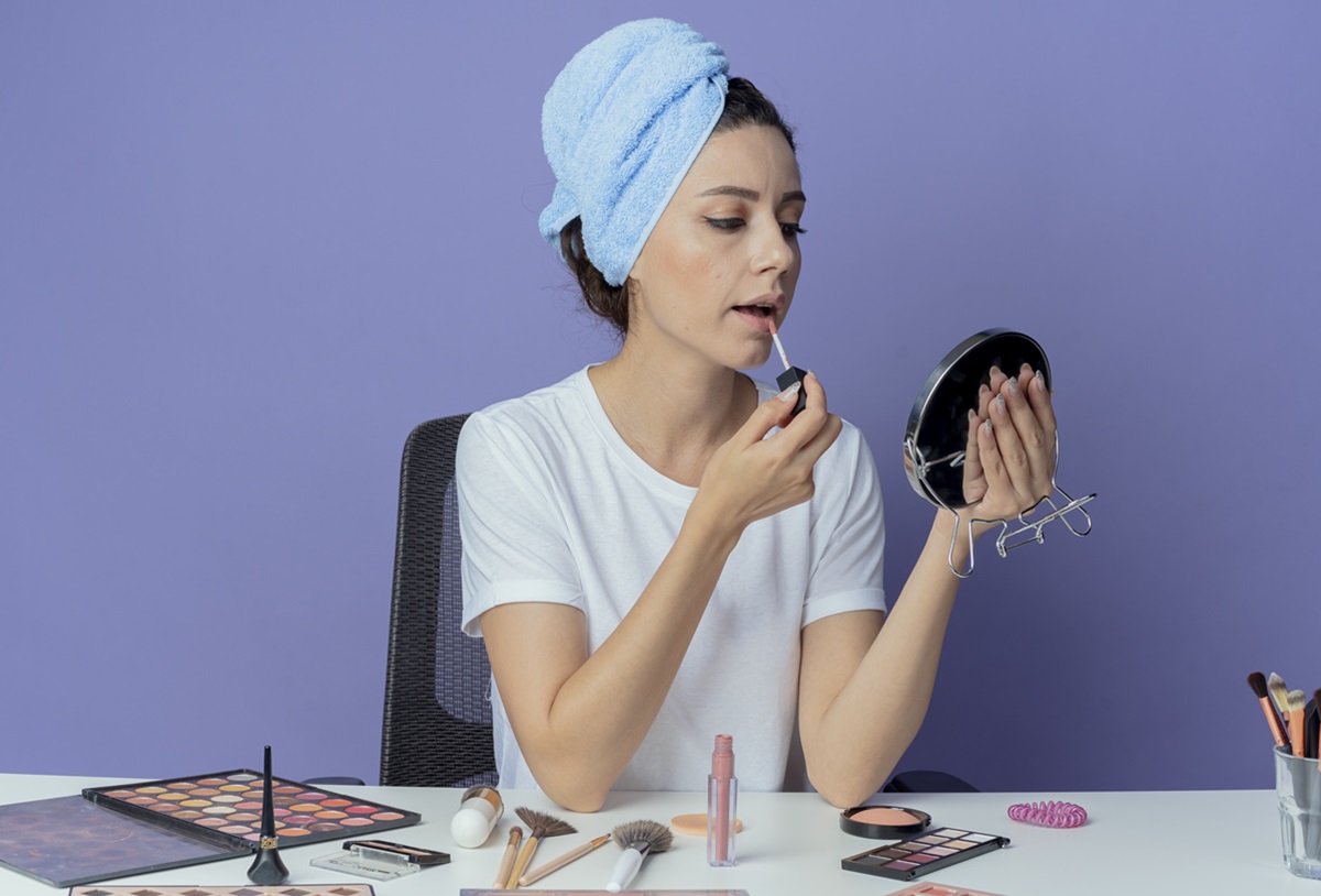 Sebelum menggunakan makeup, yuks perhatikan juga perawatan kulit wajah anda. Berikut panduannya.