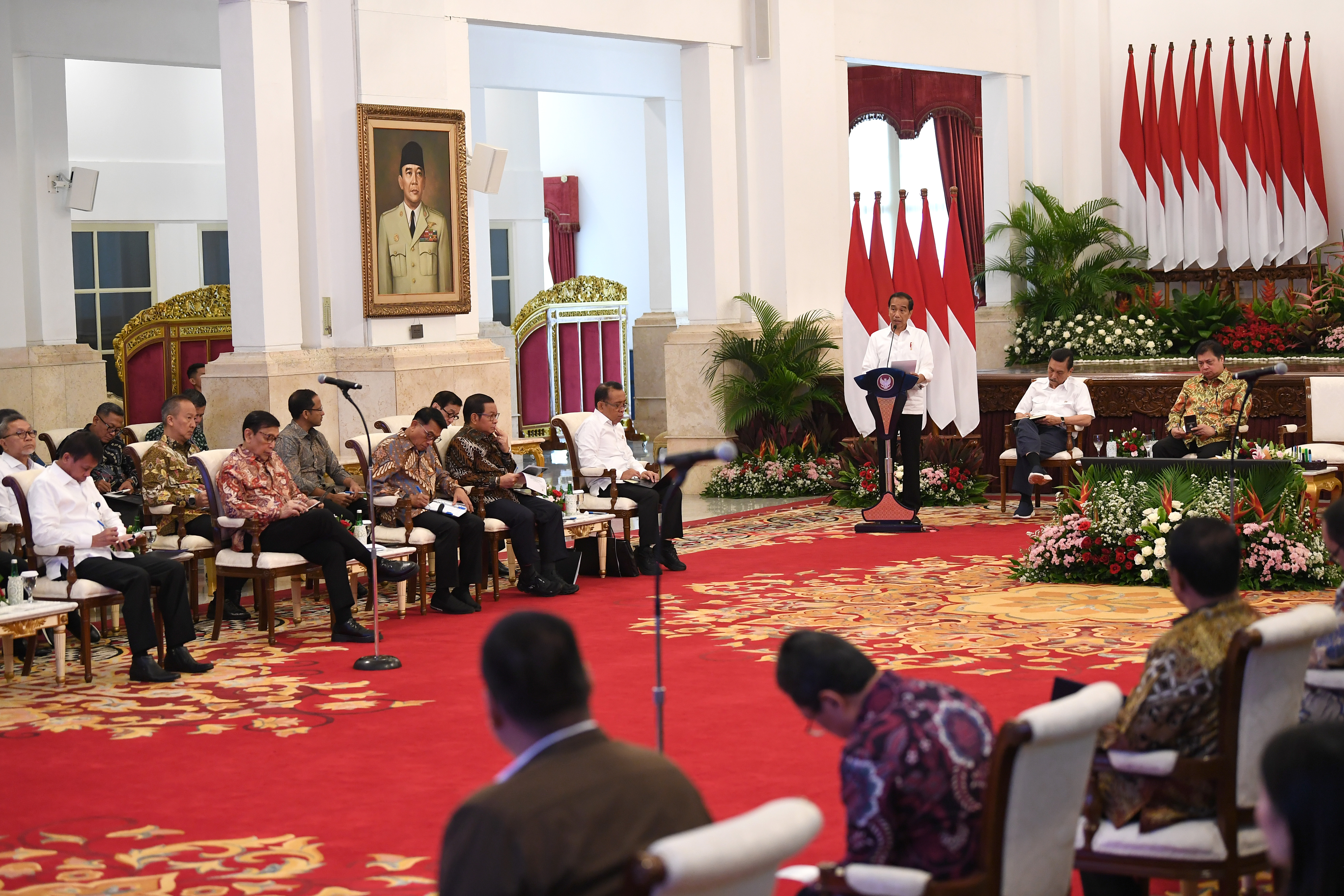 Presiden Joko Widodo (ketiga kanan) menyampaikan pengarahan di istana Merdeka