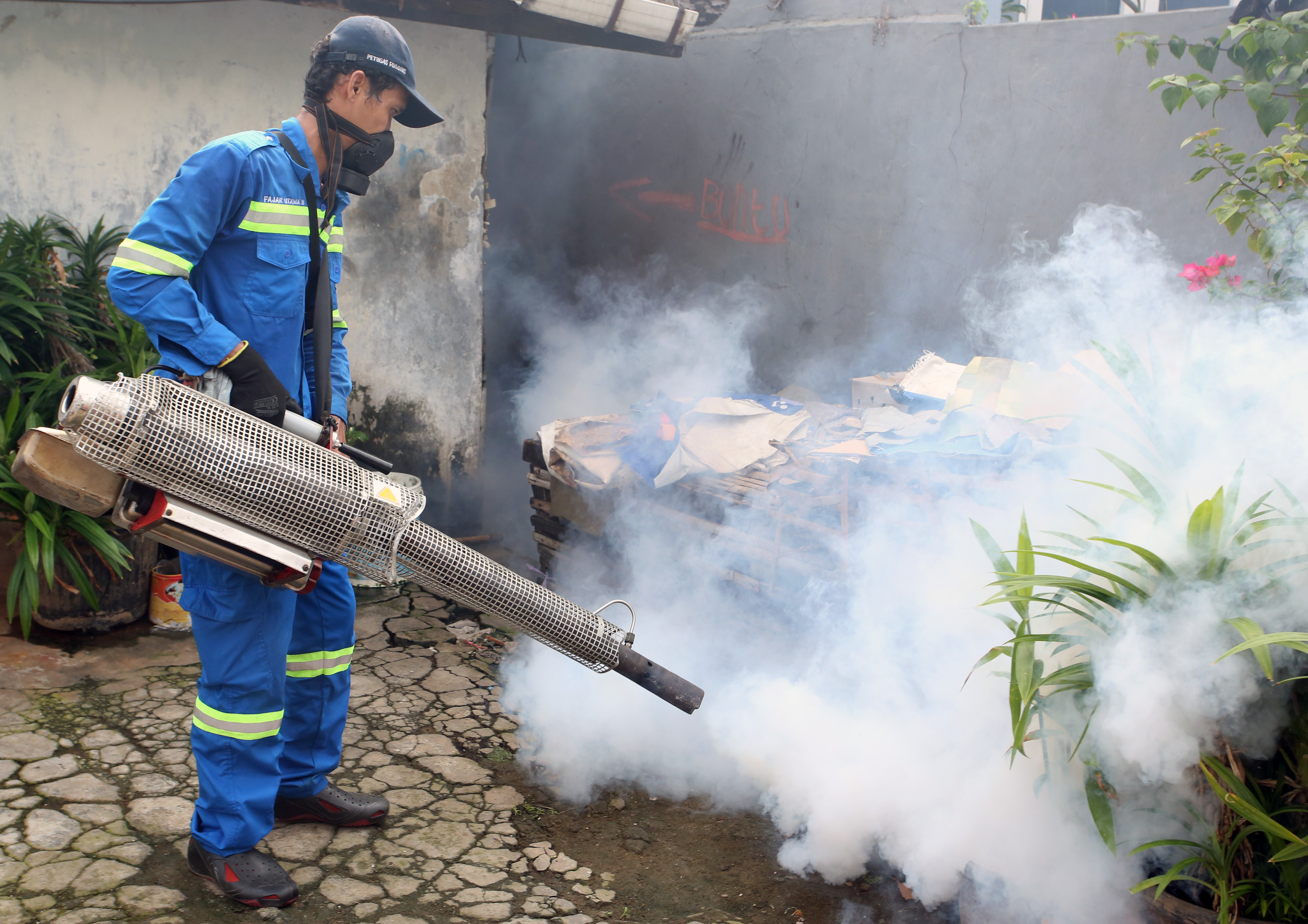 Petugas melakukan pengasapan (fogging) rumah warga untuk mencegah perkembangbiakan nyamuk di Cipulir, Kebayoran Lama, Jakarta, Kamis (16/5)