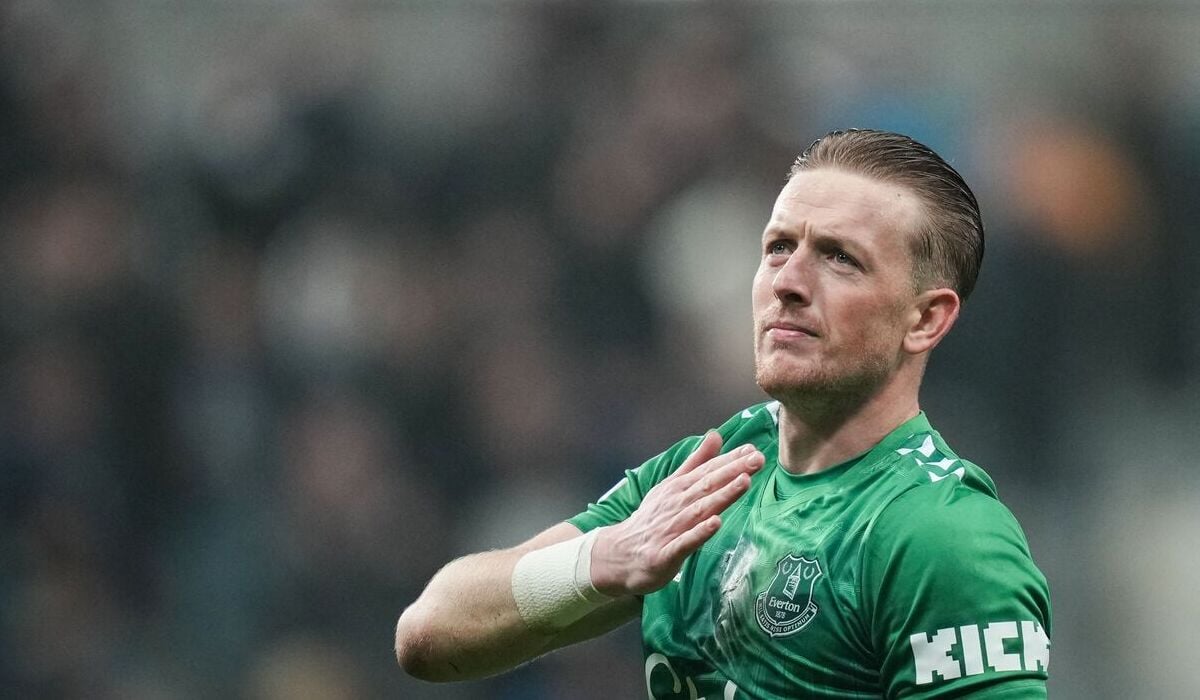 Kiper Inggris Jordan Pickford.