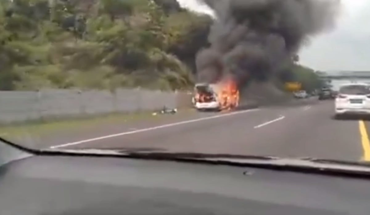 Sebuah minibus terbakar di bahu jalan km 99 Tol Cipularang.