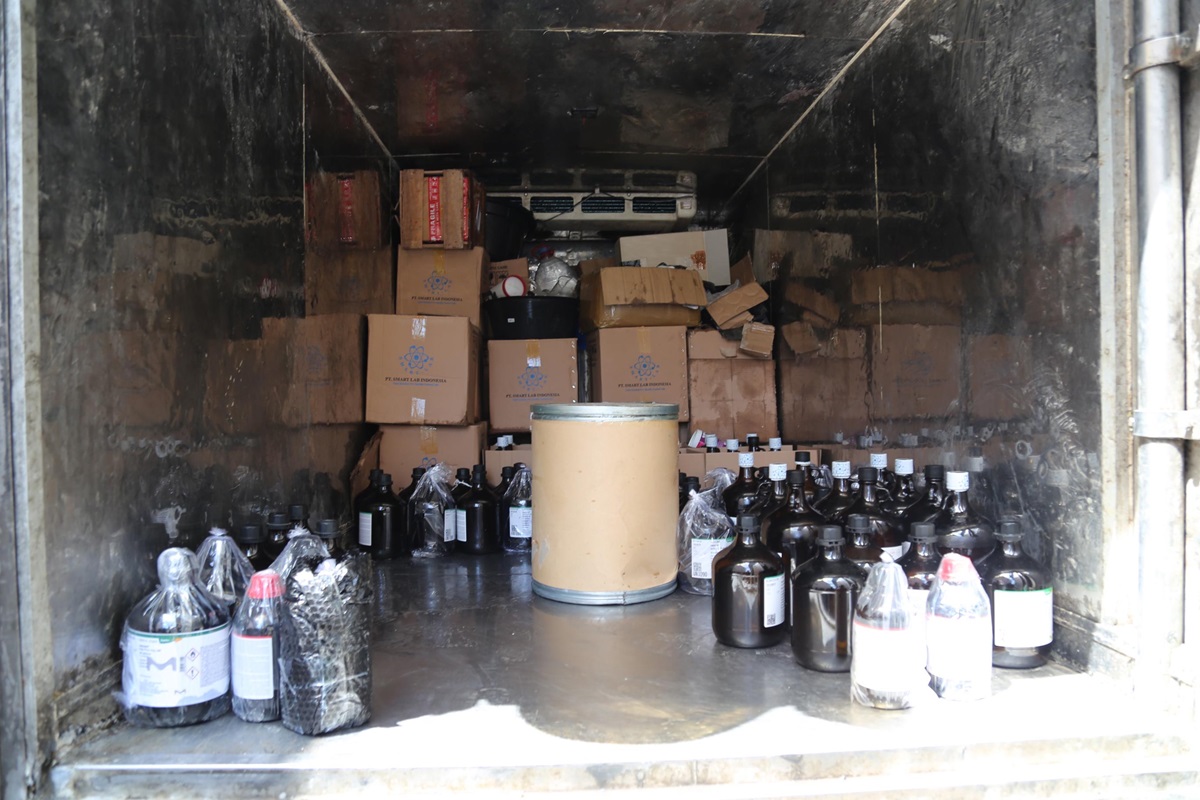 Dittipidnarkoba Bareskrim Polri telah melakukan pemindahan barang bukti dari sebuah laboratorium narkoba rahasia di Canggu, Bali, untuk dimu