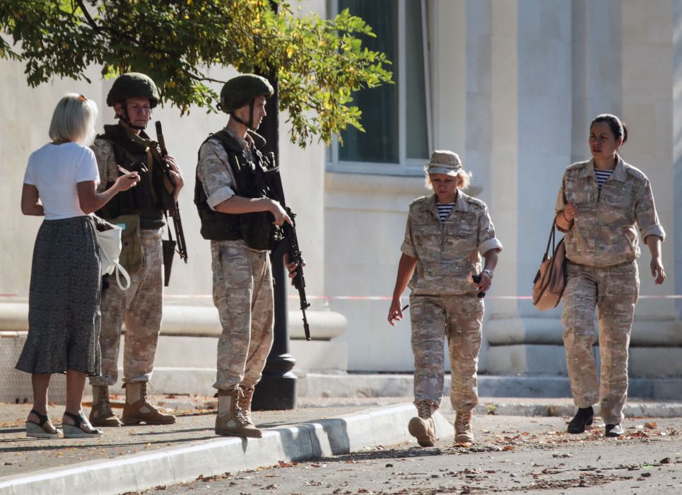 Ilustrasi: Angkatan Laut Rusia Berpatroli di depan markas Armada Laut Hitam Rusia di Sevastopol, Krimea