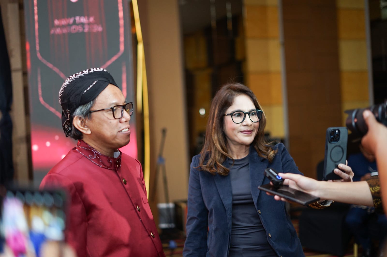 Selly Adriatika (kanan), Public Relation holding pertambangan Mind ID saat diwawancarai wartawan, Jumat (28/6)