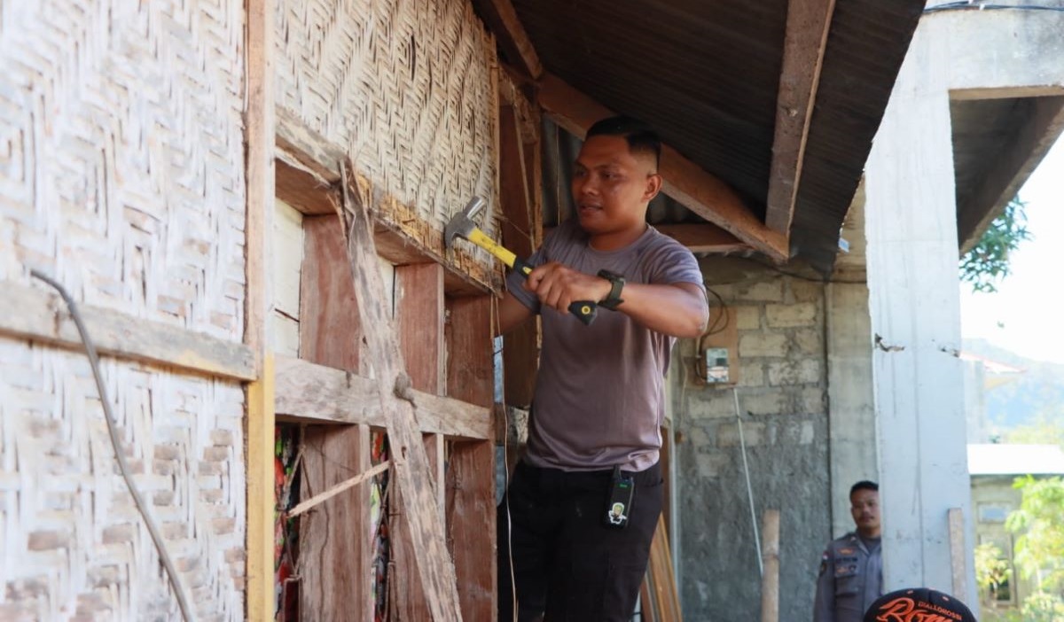 Polres Manggarai Barat, Nusa Tenggara Timur (NTT), melakukan bedah rumah tidak layak huni warga Desa Baru Cermin.
