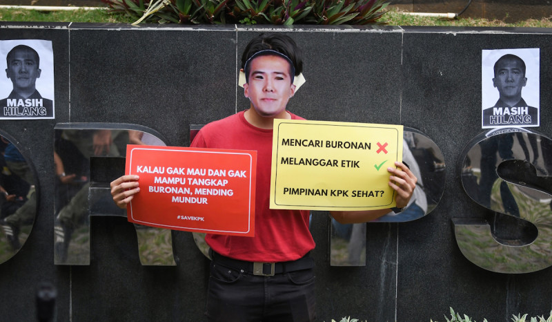 Aktivis ICW beraksi teatrikal memperingati 4 tahun hilangnya buronan KPK Harun Masiku. 