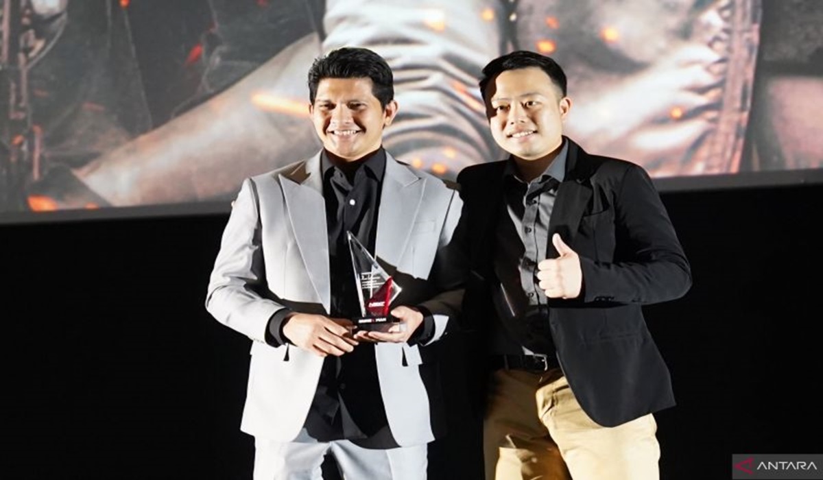 Iko Uwais (kiri) menerima penghargaan Next 2024.