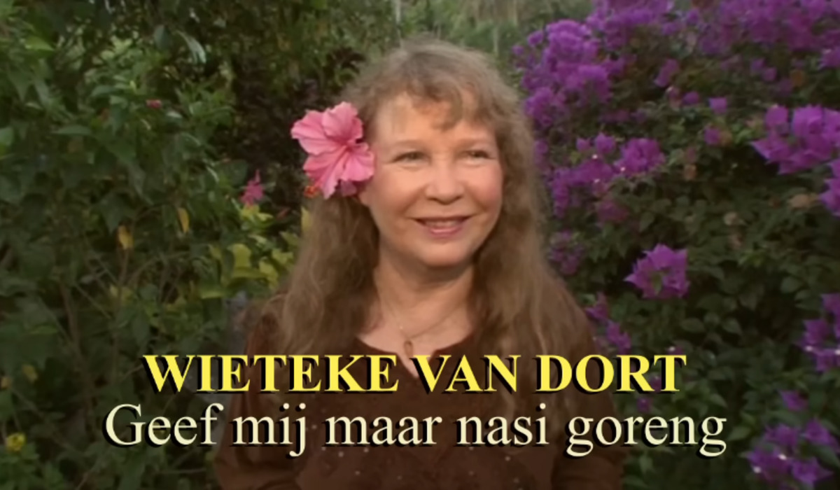 Penyanyi WIETEKE van Dort atau Tante Lien.