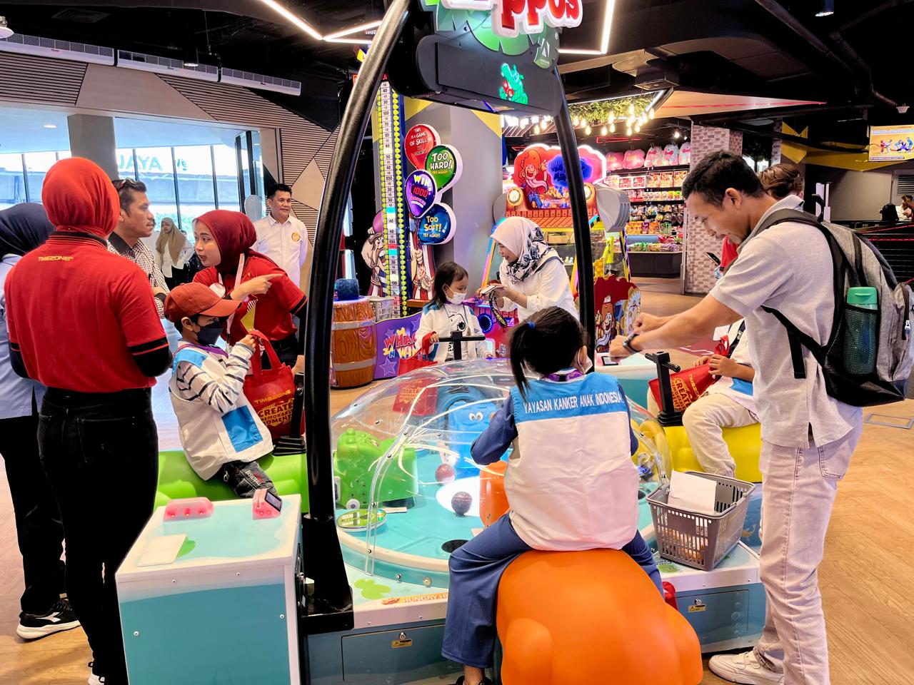 Anak-anak pengidap dan penyintas kanker mencoba sejumlah permainan dalam peringatan Hari Anak Nasional 2024 di Timezone. 