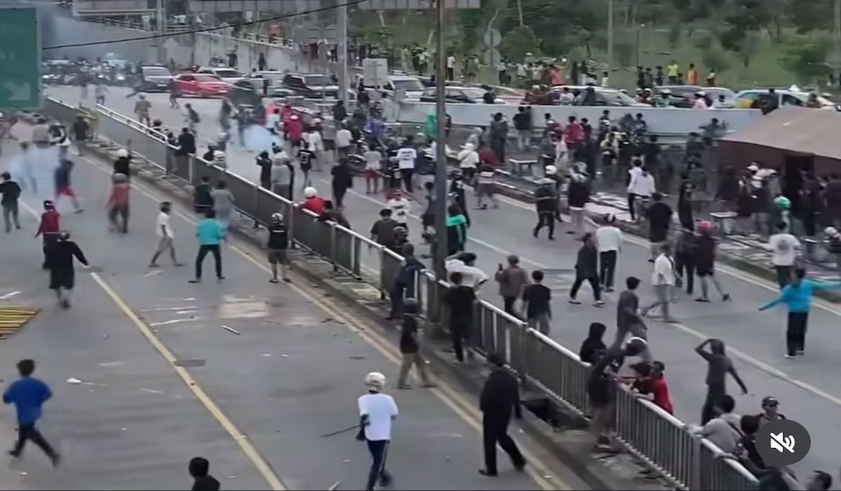 Tawuran antar kelompok di depan Mall Basura, Jakarta Timur