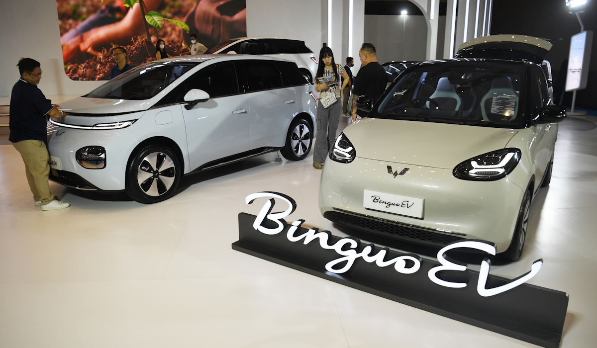 Pengunjung memperhatikan kendaraan listrik yang dipajang dalam PEVS 2024 