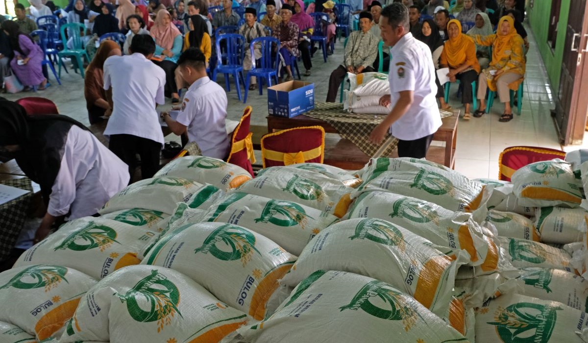 Warga antre mendapatkan bantuan beras saat penyaluran CPP tahap lima tahun 2024 di Kemloko, Kranggan, Temanggung, Jateng.