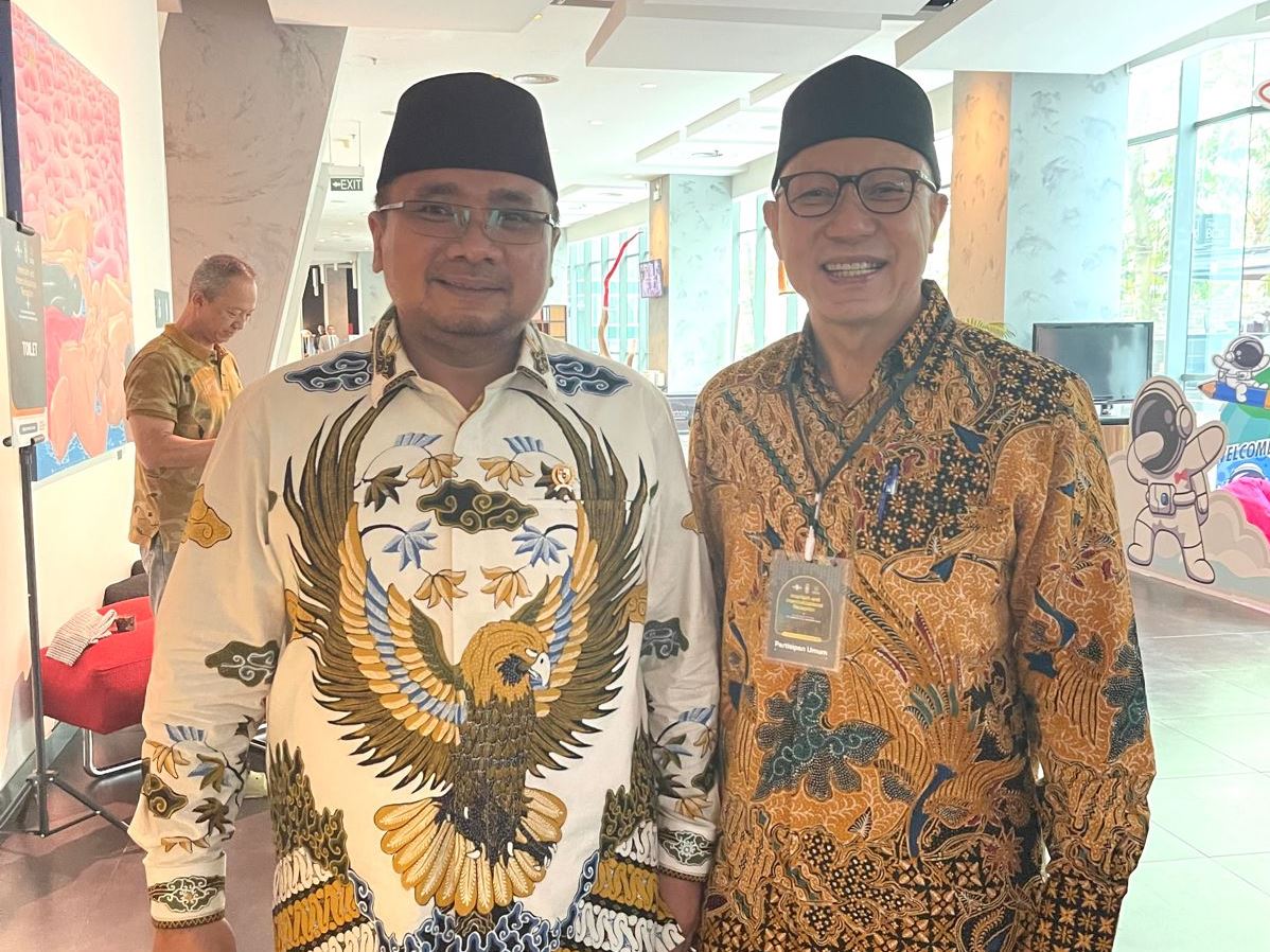 Menter Agama Yaqut Cholil Qoumas (kiri) bersama Ketua Umum Persatuan Islam Tionghoa Indonesia (PITI) Serian Wijatno (kanan)