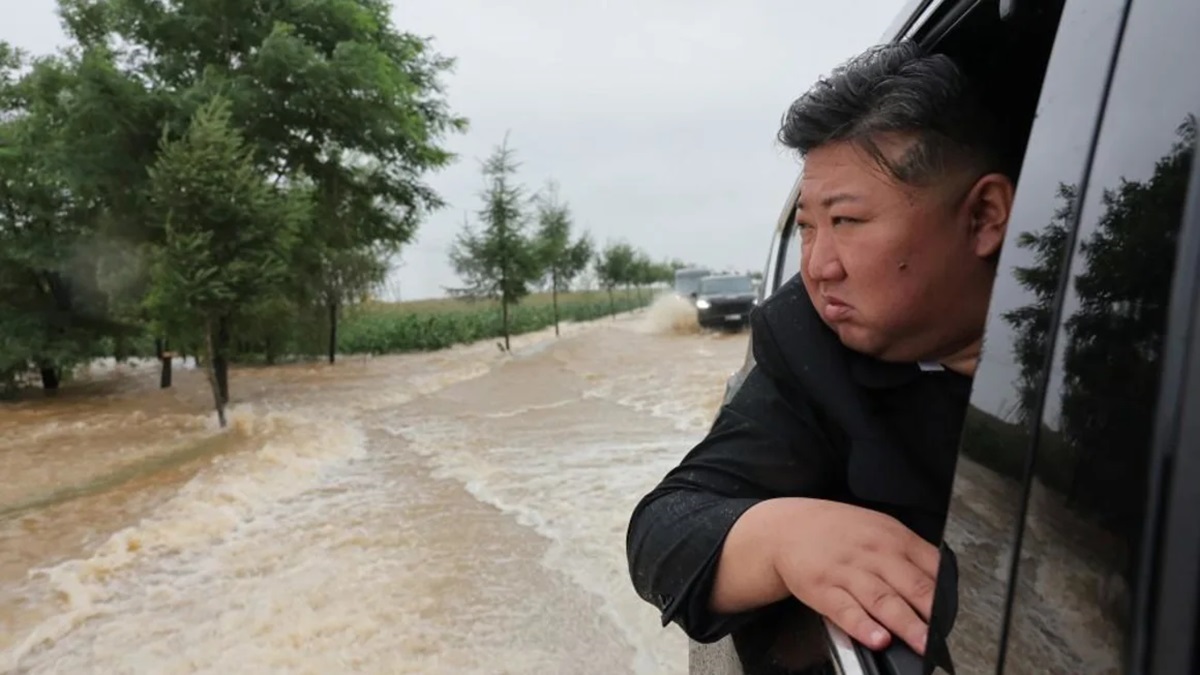 pemimpin Korea Utara Kim Jong Un memantau banjir
