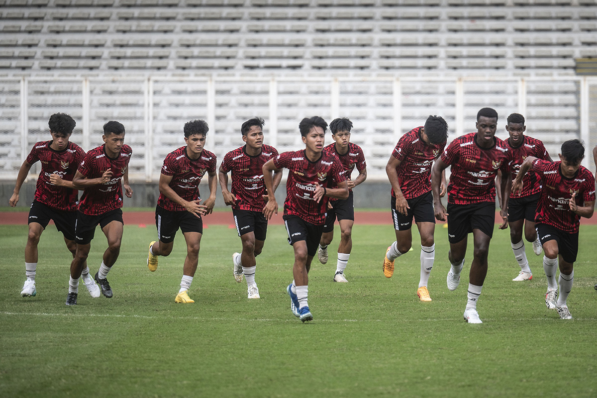 Para pemain timnas U-19 Indonesia mengikuti latihan bersama.