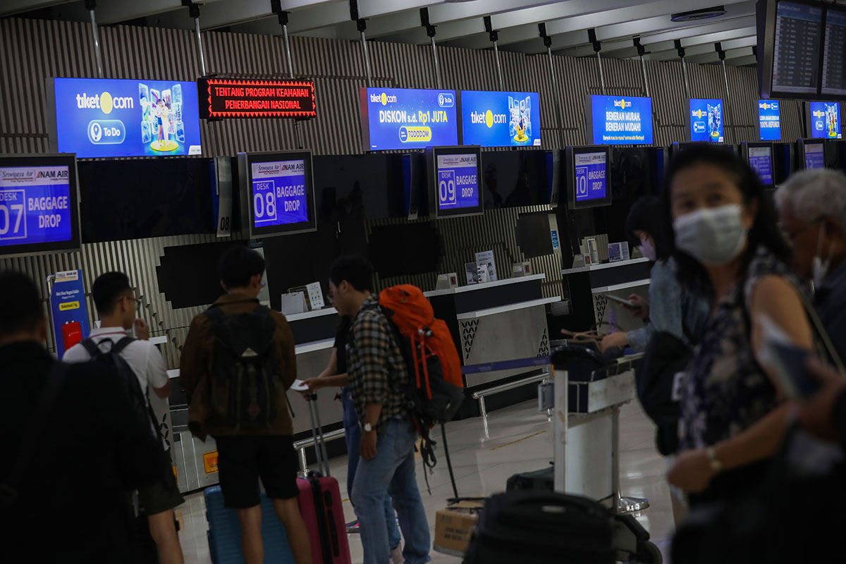 Calon penumpang pesawat melakukan cekin tiket di Terminal 1 Bandara Soekarno Hatta, Tangerang Banten, Kamis (22/2).
