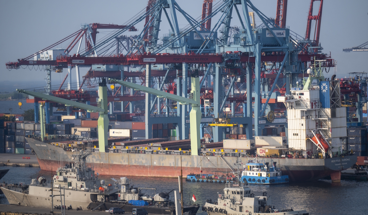 Suasana bongkar muat peti kemas di Pelabuhan Jakarta International Container Terminal (JICT), Tanjung Priok 