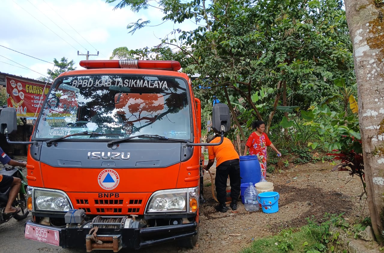 BPBD Kabupaten Tasikmalaya mendistribusikan air bersih ke wilayah terdampak bencana tanah longsor dan pergerakan tanah. 