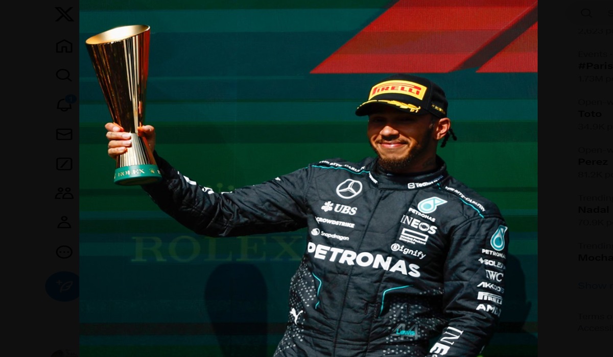 Pembalap Mercedes Lewis Hamilton