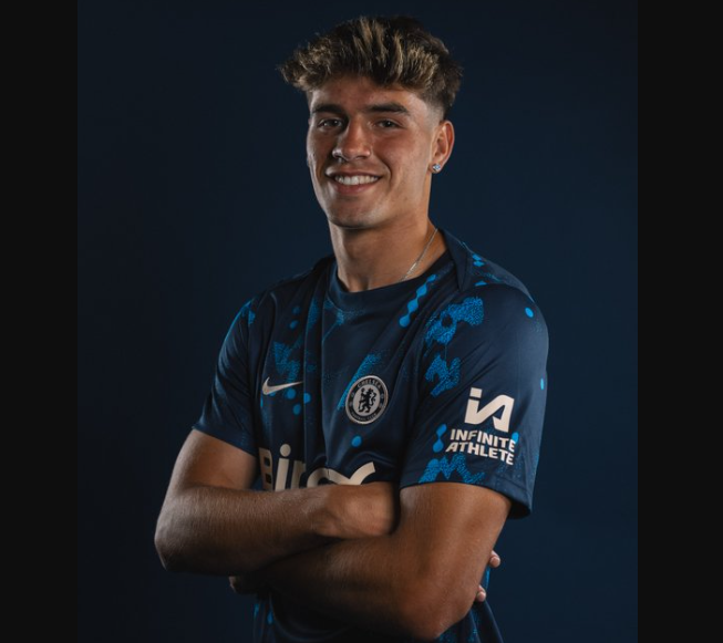 Chelsea menggaet penyerang muda Barcelona, Marc Guiu. 