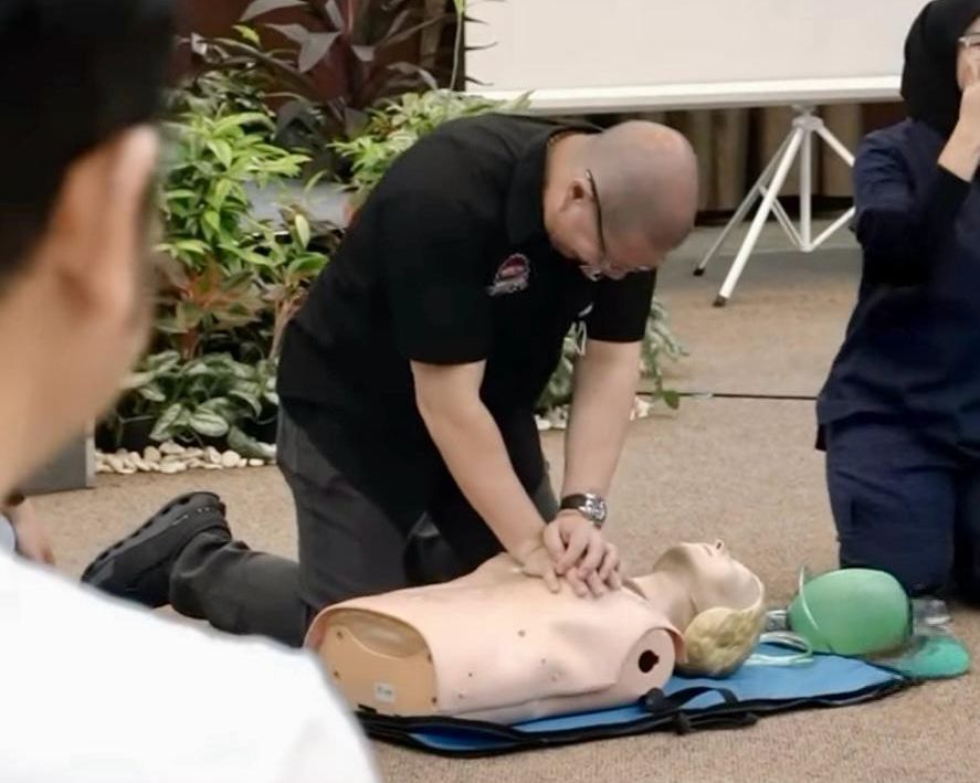Peserta mempraktikkan kompresi jantung pada pelatihan bantuan hidup dasar yang digelar RSPB dan komunitas MIC. 