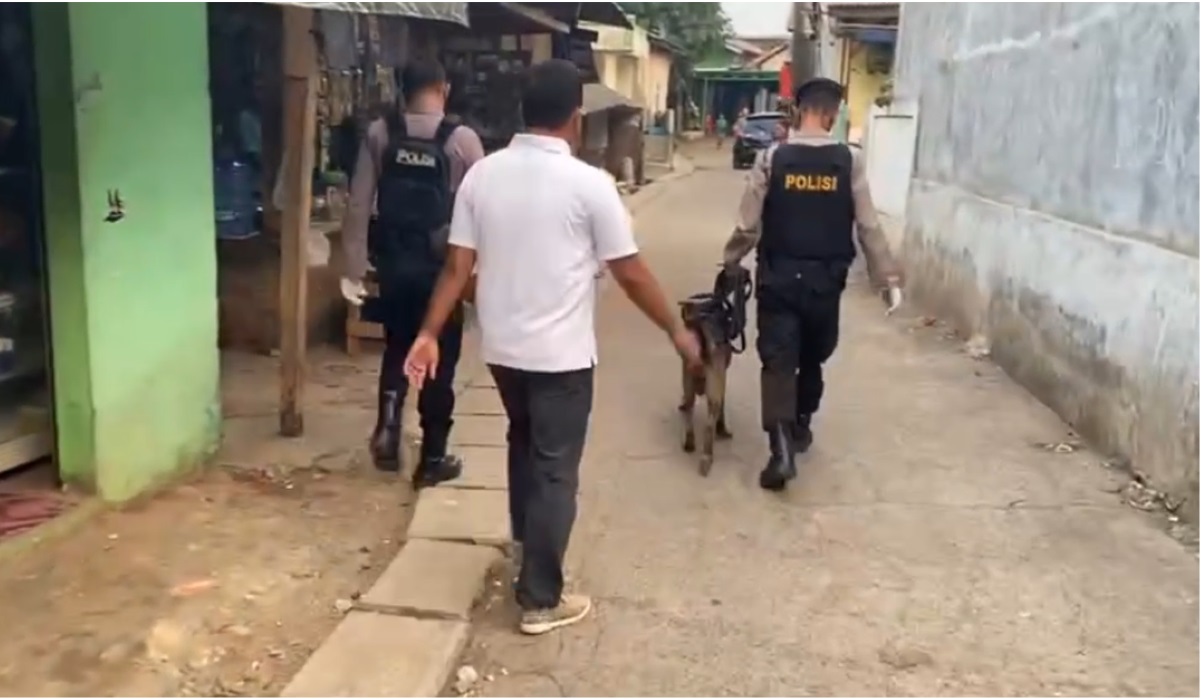 Polisi bersama anjing pelacak.
