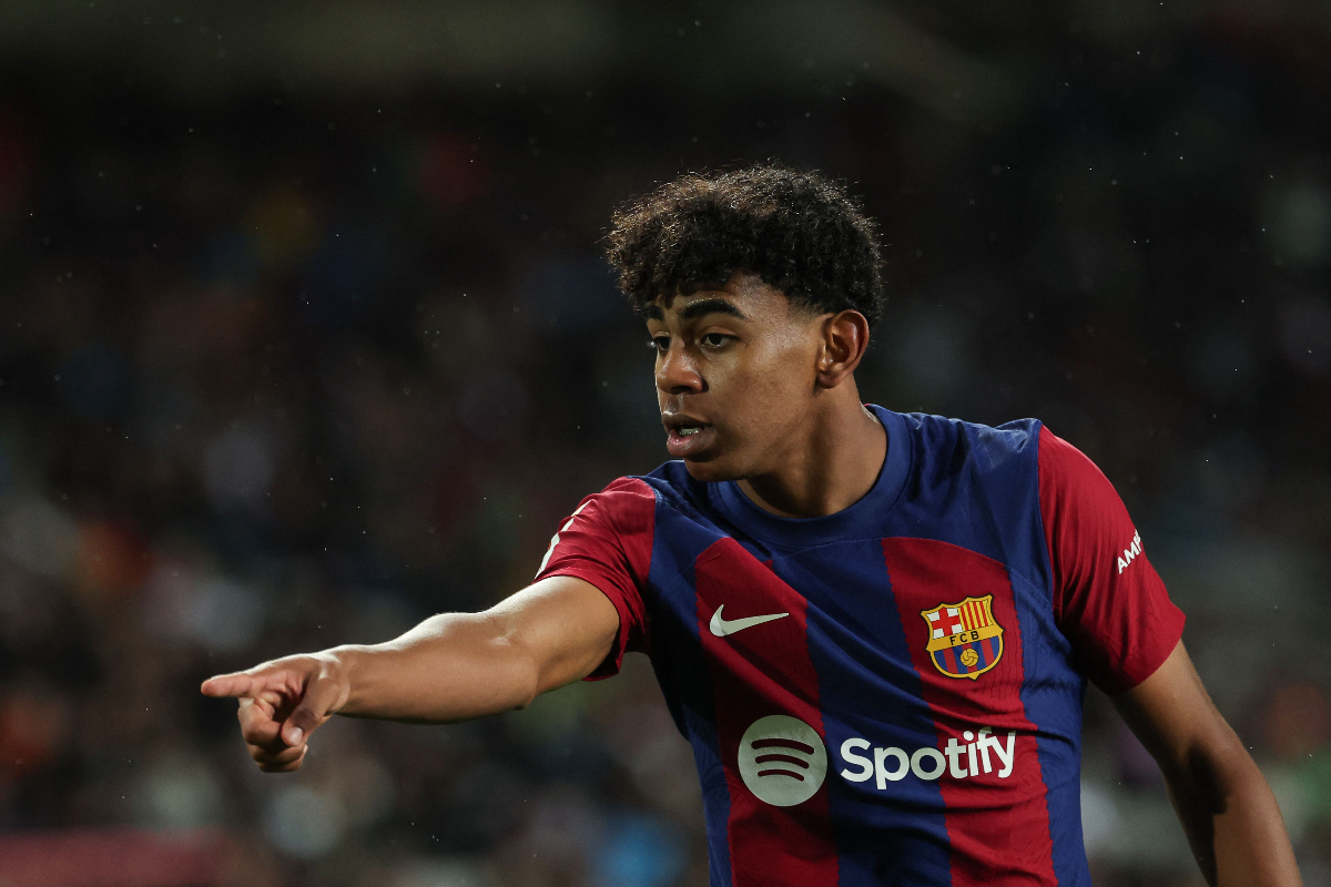 Pemain depan Barcelona asal Spanyol #27 Lamine Yamal memberi isyarat selama pertandingan sepak bola liga Spanyol antara FC Barcelona dan Val