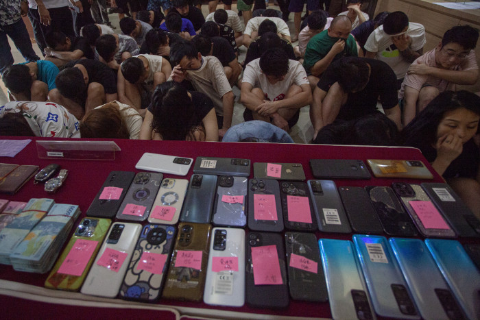 Polisi menangkap WNA asal Tiongkok terkait kasus jaringan internasional server judi online di Batam Kepulauan Riau. 