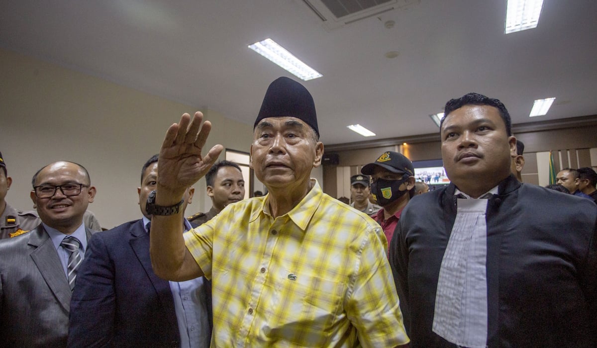 Terdakwa kasus penodaan agama Panji Gumilang (tengah) 