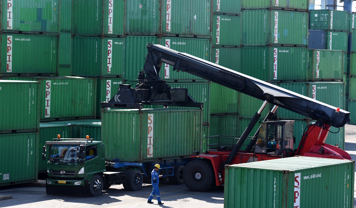 Pekerja melakukan aktivitas bongkar muat peti kemas di Pelabuhan Tanjung Priok, Jakarta 