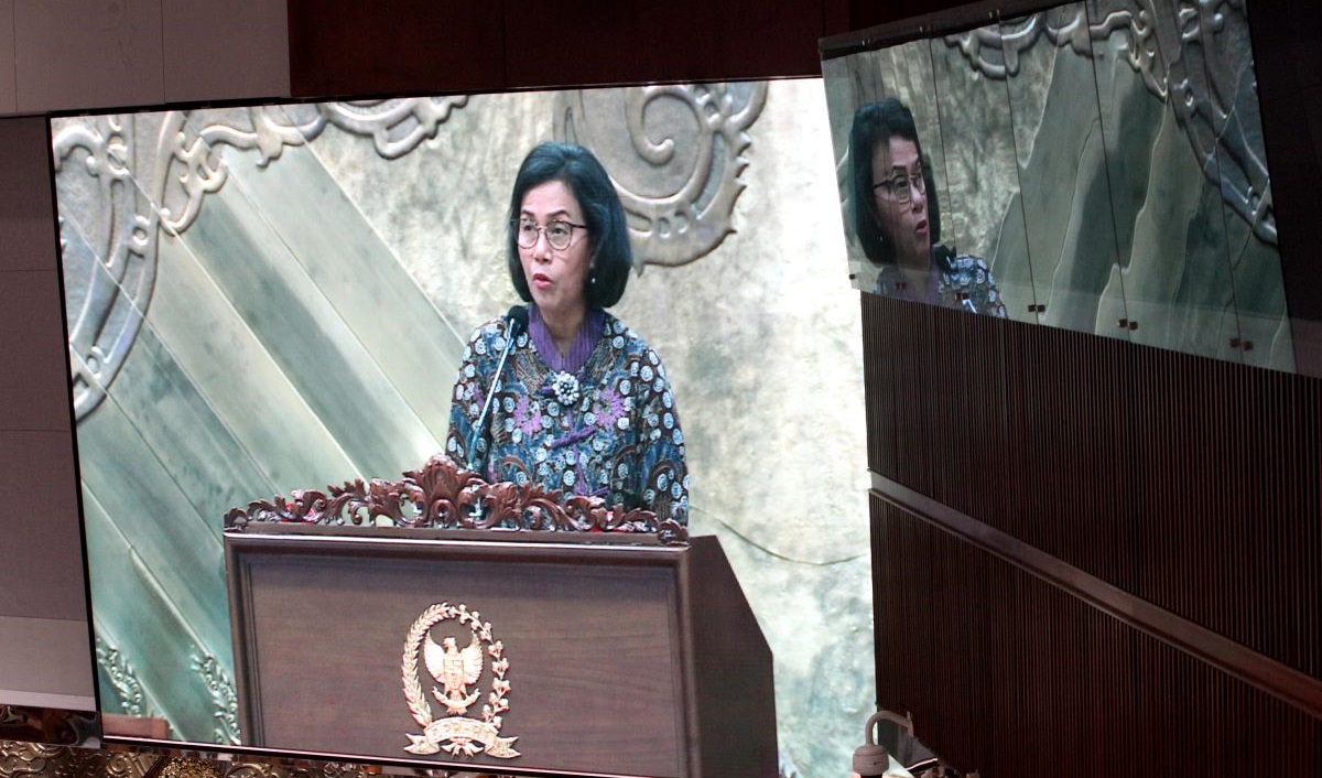 Menteri Keuangan Sri Mulyani (kiri) menyampaikan tanggapan pemerintah dalam rapat paripurna masa sideng ke V DPR di Gedung Nusantara.
